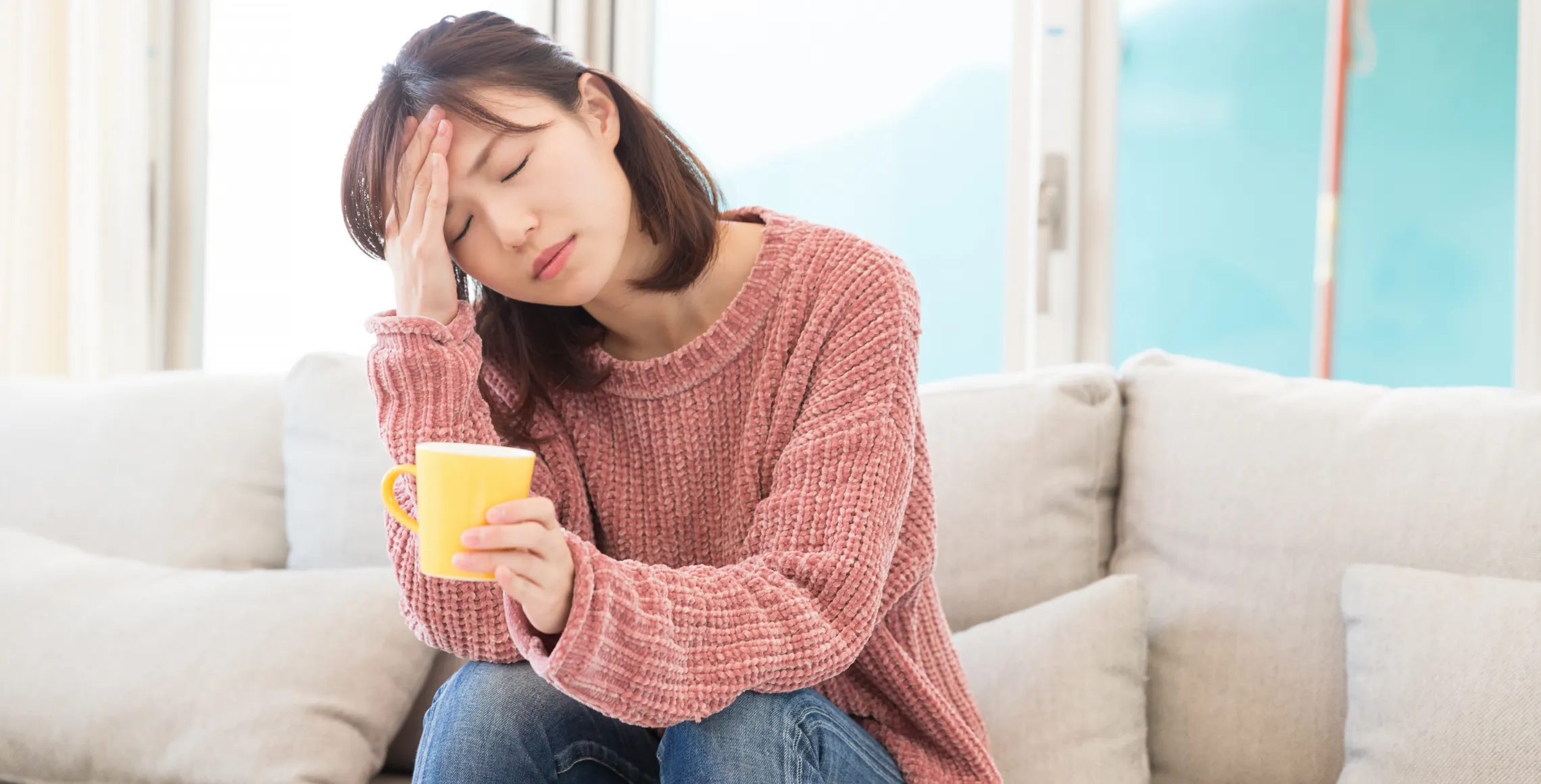 頭痛で悩む女性