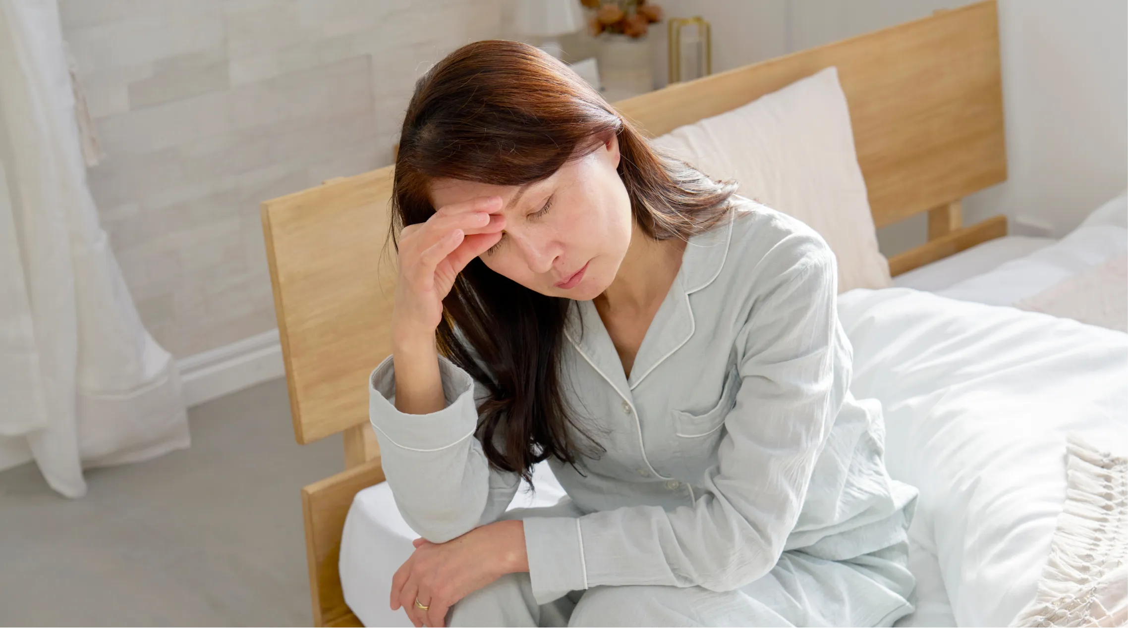 頭痛で悩む女性