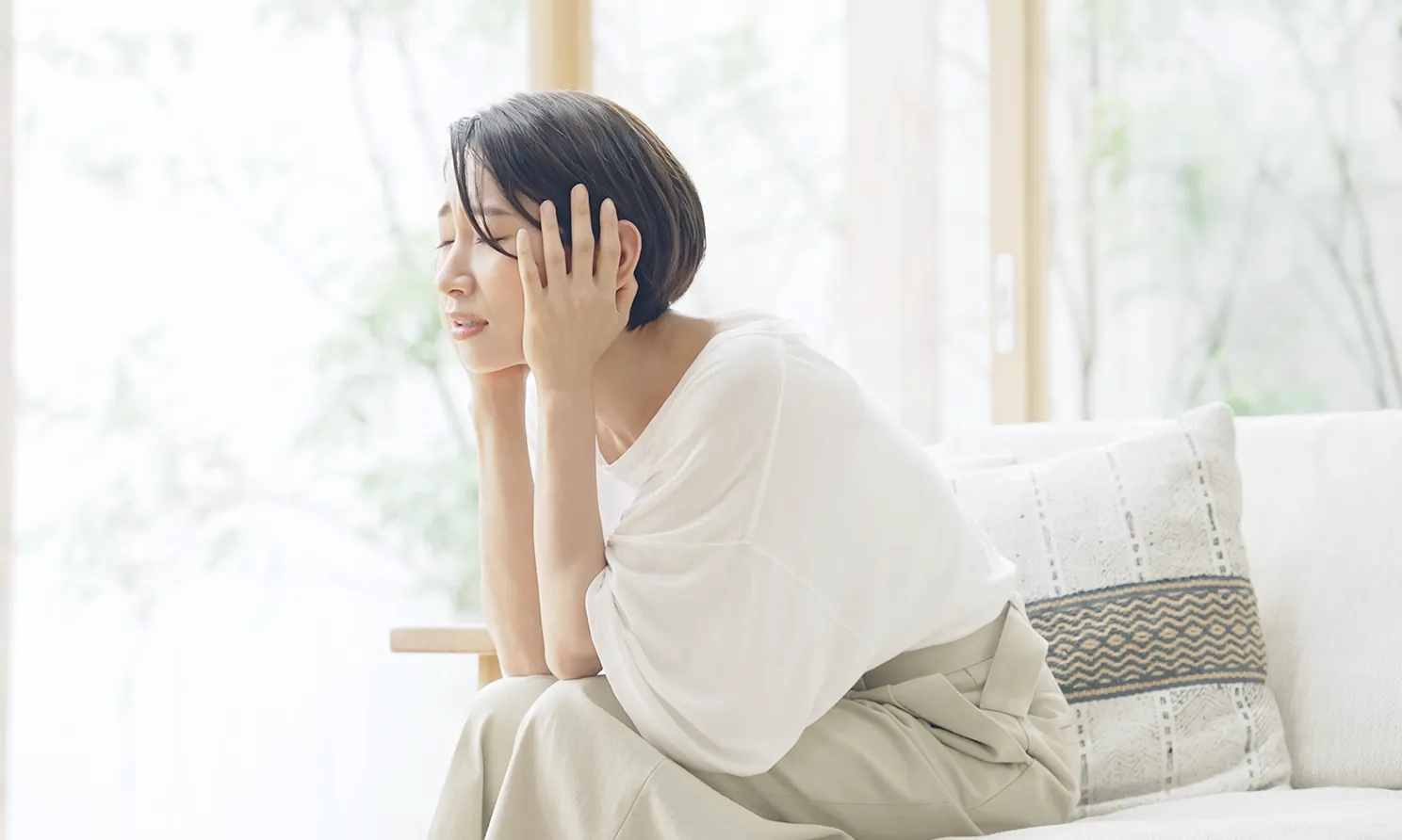 顎関節痛で悩む女性