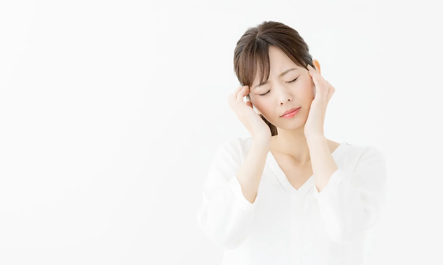 顎関節痛で悩む女性