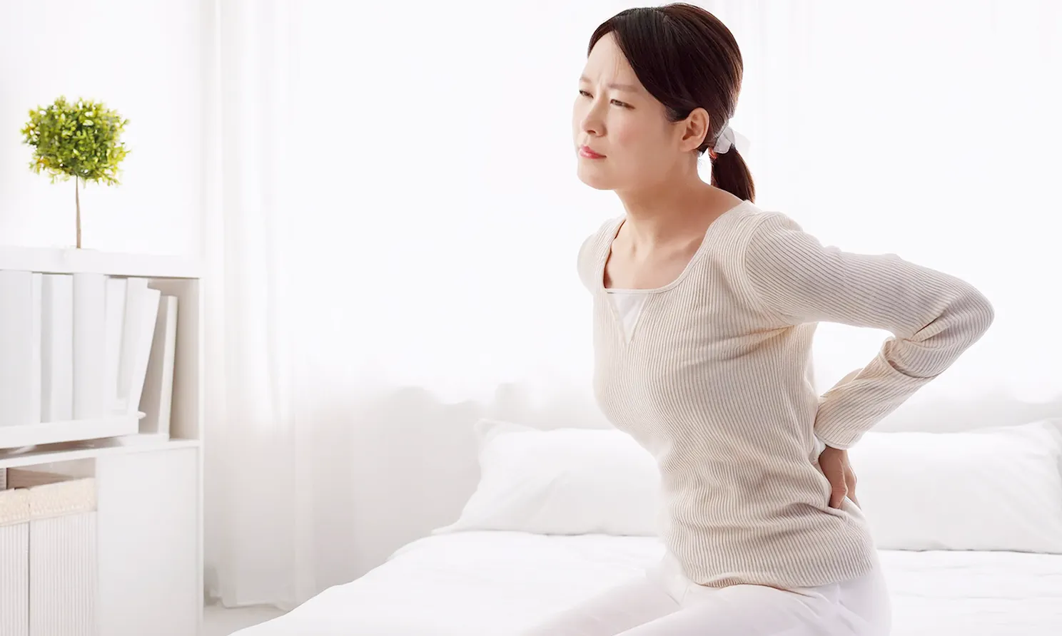 腰痛で悩む女性