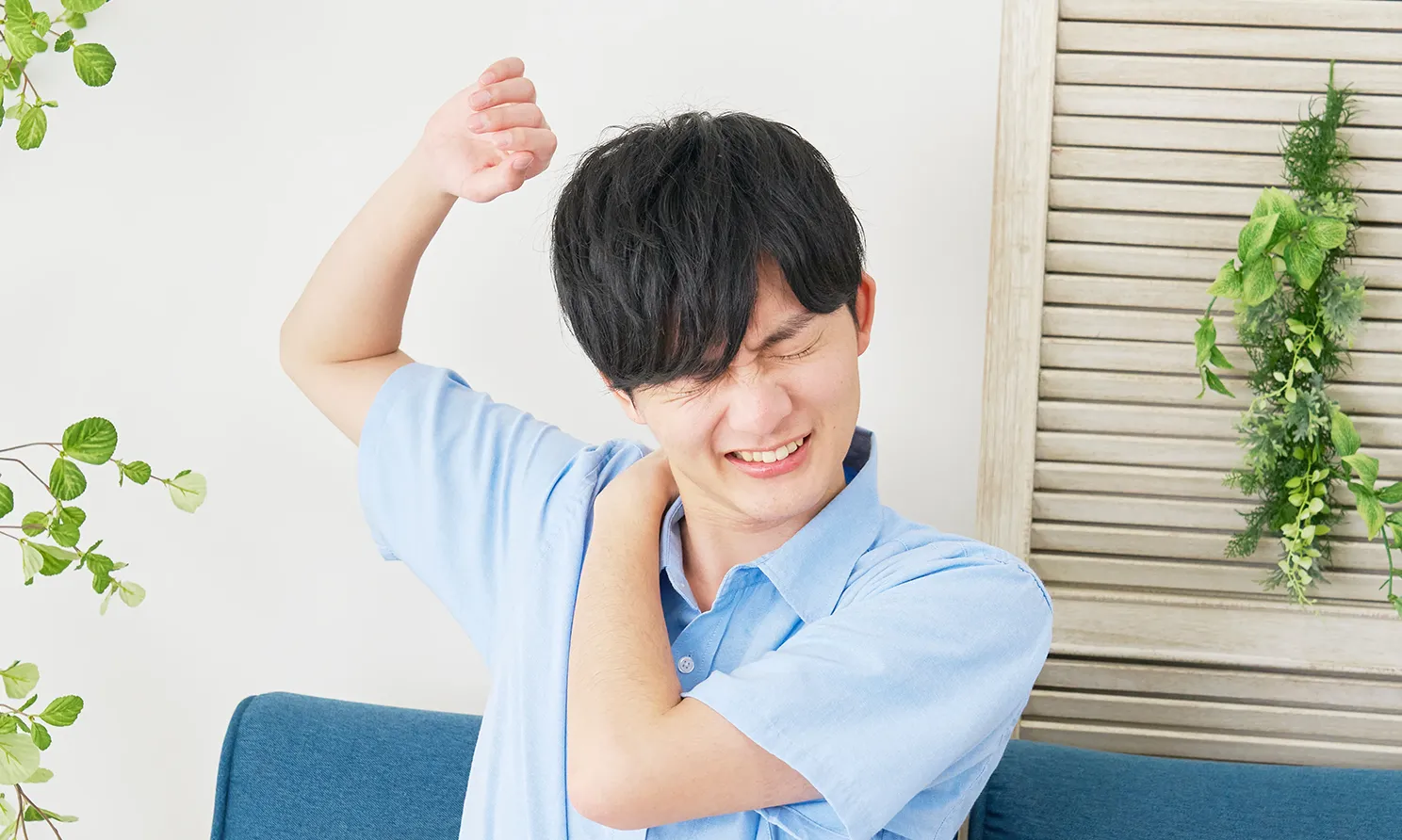 首肩こりで悩む男性