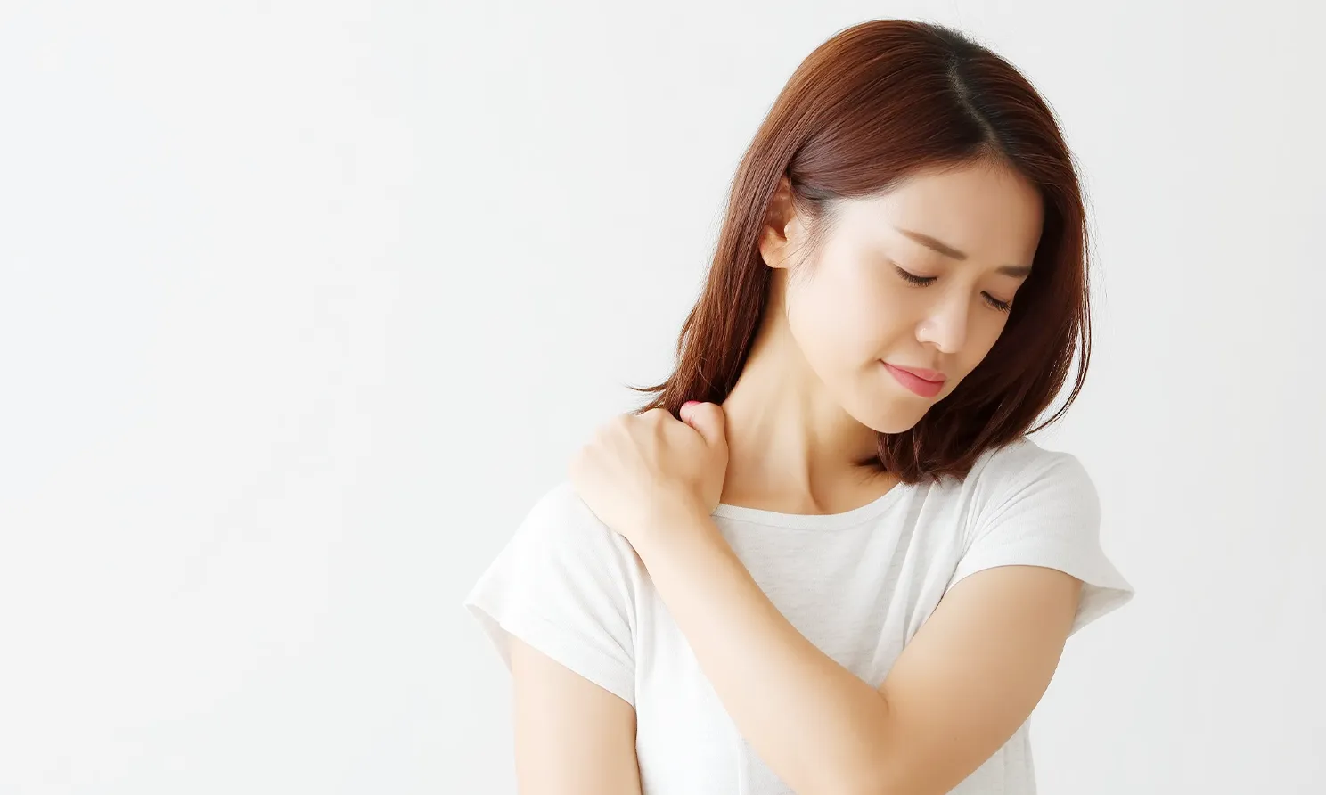 首肩こりで悩む女性