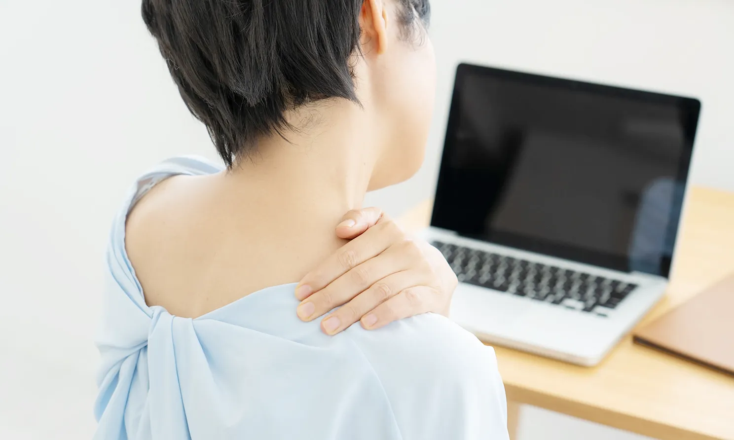 ストレートネックで悩む女性