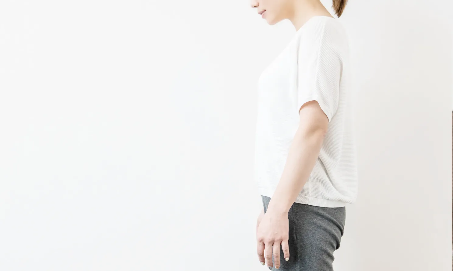 姿勢で悩む女性