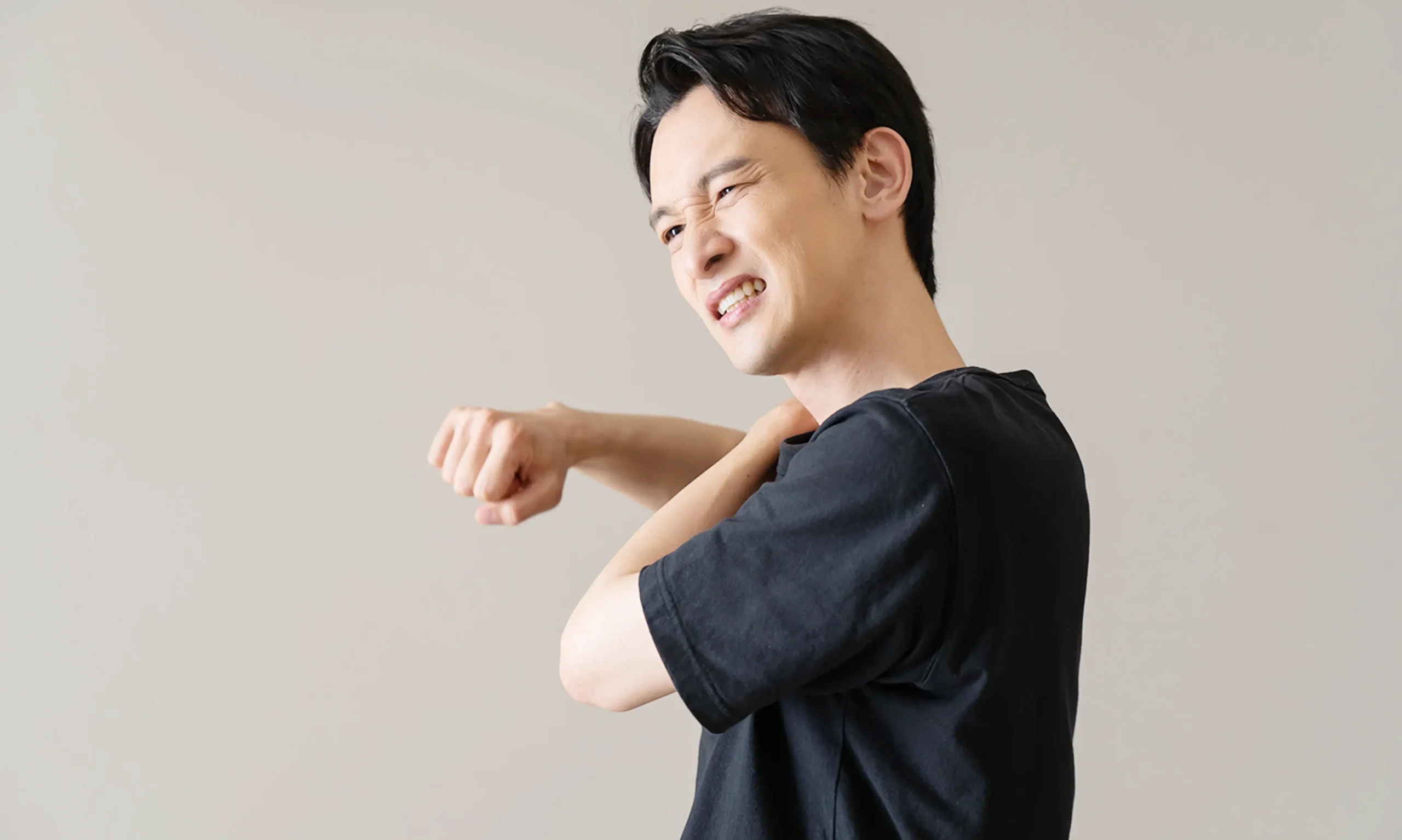 50肩で悩む男性